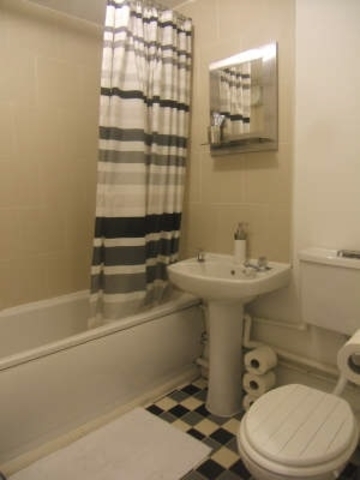  Image of 1 bedroom Flat to rent in Massingberd Way London SW17 at Massingberd Way, Heritage Park  Tooting Bec, SW17 6AG
