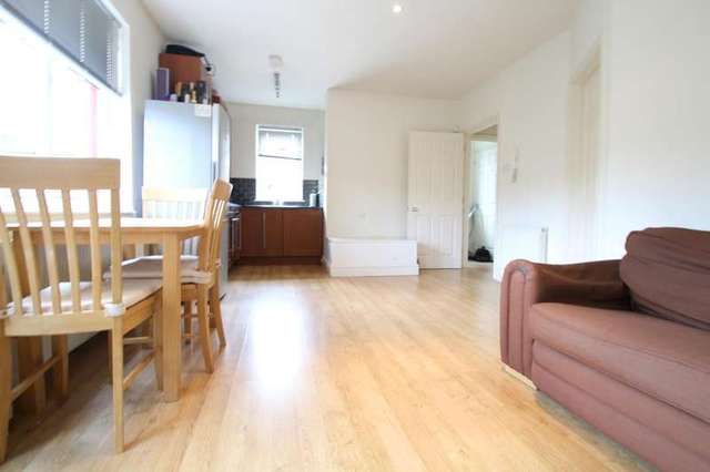  Image of 1 bedroom Flat to rent in Mayfield Road Sanderstead South Croydon CR2 at Sanderstead, CR2 0BD