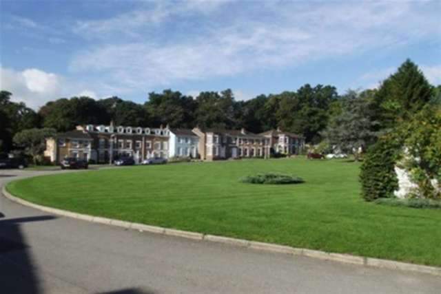  Image of 3 bedroom Detached house to rent in Heathfield Park Midhurst GU29 at Midhurst, GU29 9HN
