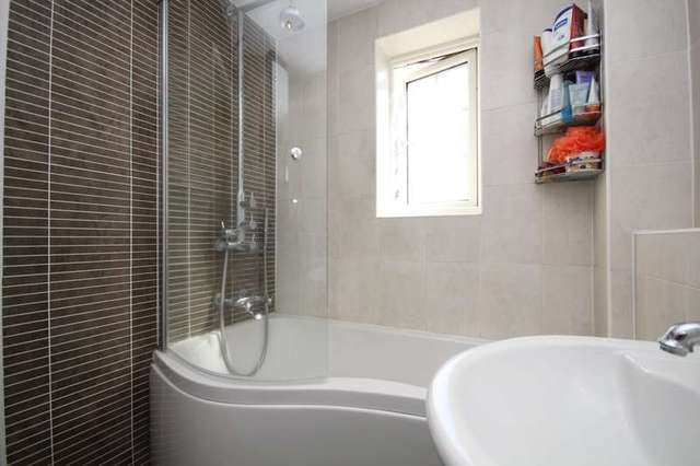  Image of 3 bedroom Detached house for sale in Milton Close Henley-on-Thames RG9 at Henley-On-Thames, RG9 1UJ