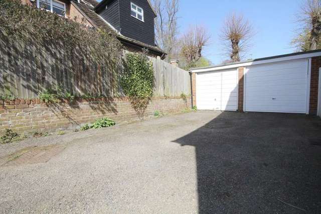  Image of 3 bedroom Detached house for sale in Milton Close Henley-on-Thames RG9 at Henley-On-Thames, RG9 1UJ