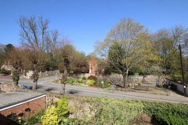  Image of 3 bedroom Detached house for sale in Milton Close Henley-on-Thames RG9 at Henley-On-Thames, RG9 1UJ