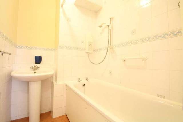  Image of 2 bedroom Flat to rent in Warham Road South Croydon CR2 at 31 Warham Road  South Croydon, CR2 6LJ
