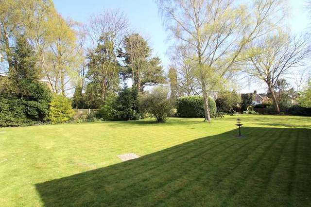  Image of 2 bedroom Flat to rent in Warham Road South Croydon CR2 at 31 Warham Road  South Croydon, CR2 6LJ