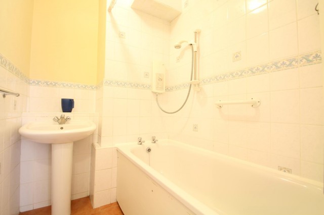  Image of 2 bedroom Flat to rent in Warham Road South Croydon CR2 at 31 Warham Road  South Croydon, CR2 6LJ