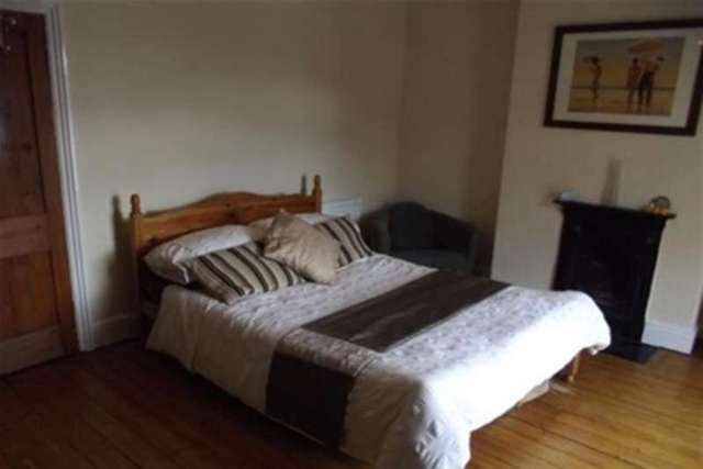  Image of 2 bedroom Terraced house to rent in Navigation Road Altrincham WA14 at Altrincham, WA14 1LW