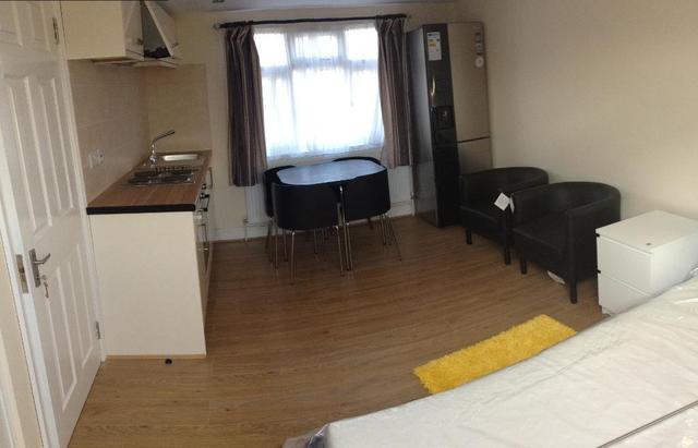  Image of Studio flat to rent in North Circular Road London N13 at Palmers Green, N13 5EG
