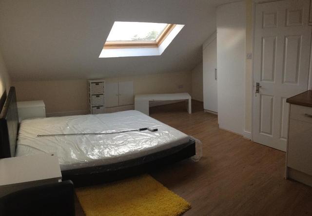 Image of Studio flat to rent in North Circular Road London N13 at Palmers Green, N13 5EG
