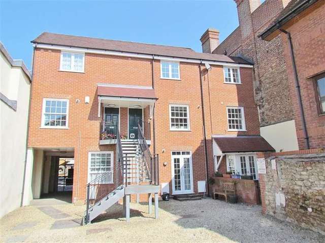  Image of 3 bedroom Town House to rent in Ock Street Abingdon OX14 at Abingdon, OX14 5BZ