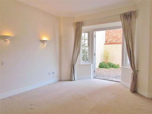  Image of 3 bedroom Town House to rent in Ock Street Abingdon OX14 at Abingdon, OX14 5BZ