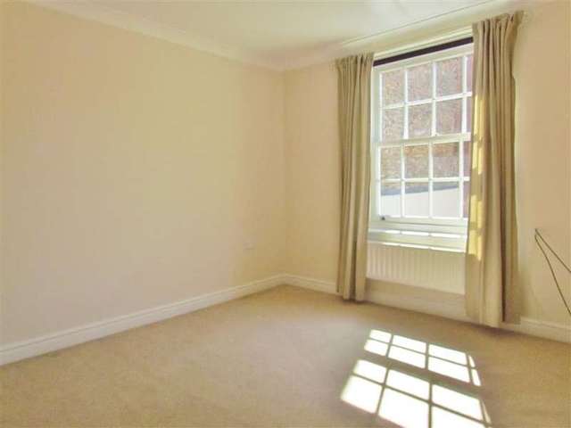  Image of 3 bedroom Town House to rent in Ock Street Abingdon OX14 at Abingdon, OX14 5BZ