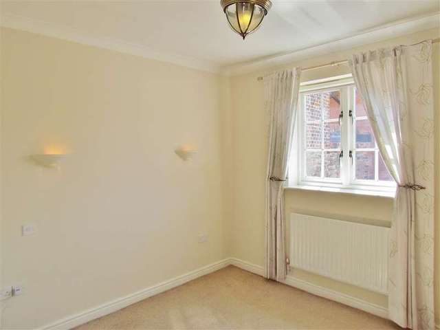 Image of 3 bedroom Town House to rent in Ock Street Abingdon OX14 at Abingdon, OX14 5BZ