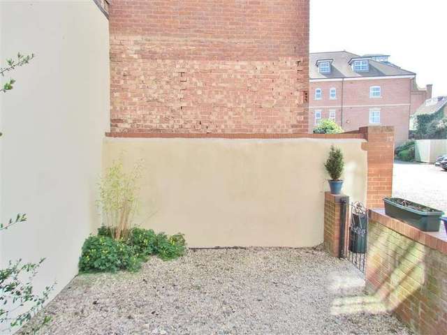  Image of 3 bedroom Town House to rent in Ock Street Abingdon OX14 at Abingdon, OX14 5BZ