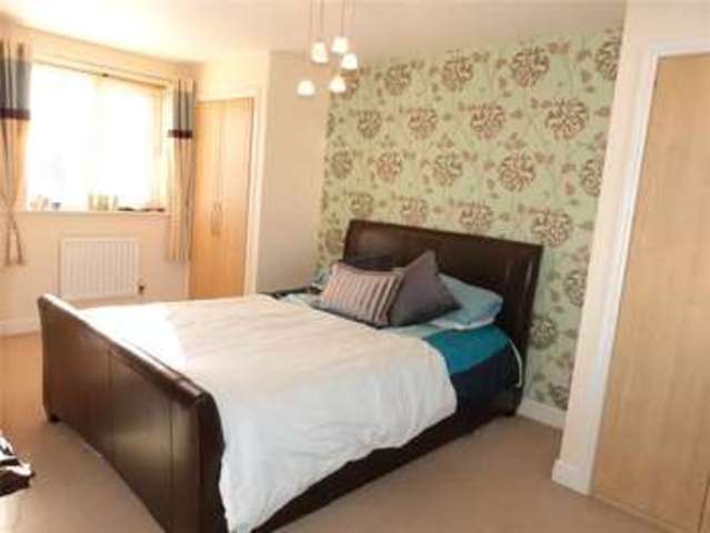 Image of 4 bedroom Semi-Detached house to rent in Osprey Avenue Bracknell RG12 at Bracknell Berkshire Popeswood, RG12 8AT