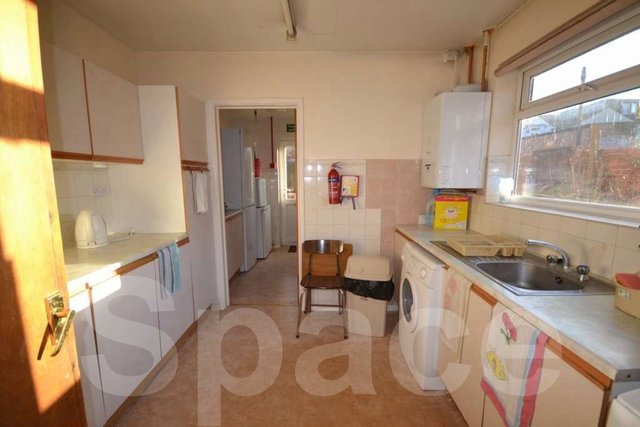  Image of 1 bedroom House Share to rent in Palmer Park Avenue Earley Reading RG6 at Palmer Park Ave Earley Reading, RG6 1DP