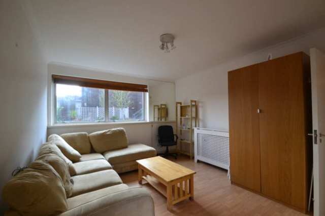  Image of 2 bedroom Flat to rent in Parkgate Road London SW11 at Parkgate Road  London, SW11 4PJ