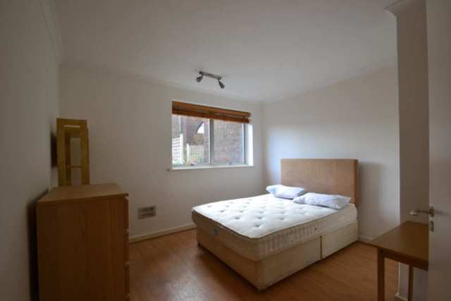  Image of 2 bedroom Flat to rent in Parkgate Road London SW11 at Parkgate Road  London, SW11 4PJ