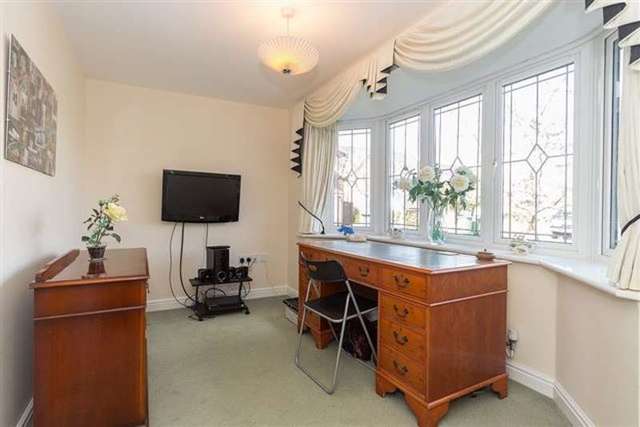  Image of 5 bedroom Detached house for sale in Pear Tree Way Wychbold Droitwich WR9 at Pear Tree Way Wychbold Droitwich, WR9 7JW