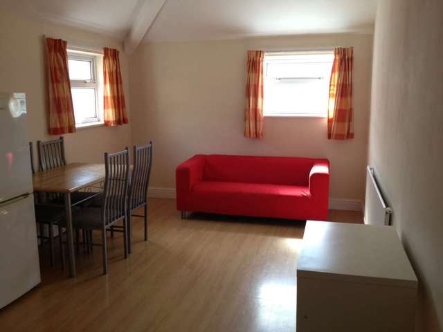  Image of 3 bedroom Flat to rent in Penarth Road Cardiff CF11 at Penarth Road Grangetown Cardiff, CF11 6JU