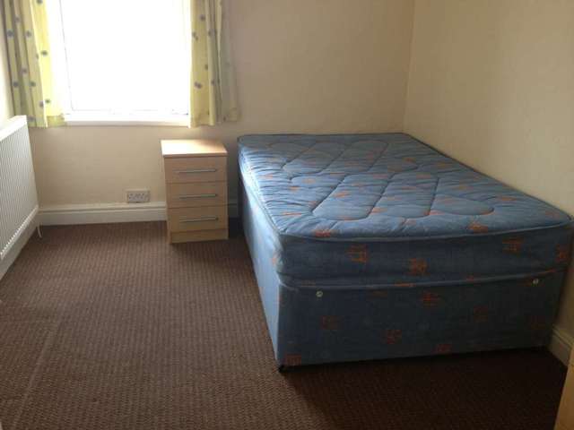  Image of 3 bedroom Flat to rent in Penarth Road Cardiff CF11 at Penarth Road Grangetown Cardiff, CF11 6JU