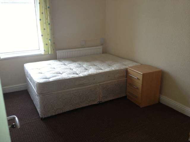  Image of 3 bedroom Flat to rent in Penarth Road Cardiff CF11 at Penarth Road Grangetown Cardiff, CF11 6JU