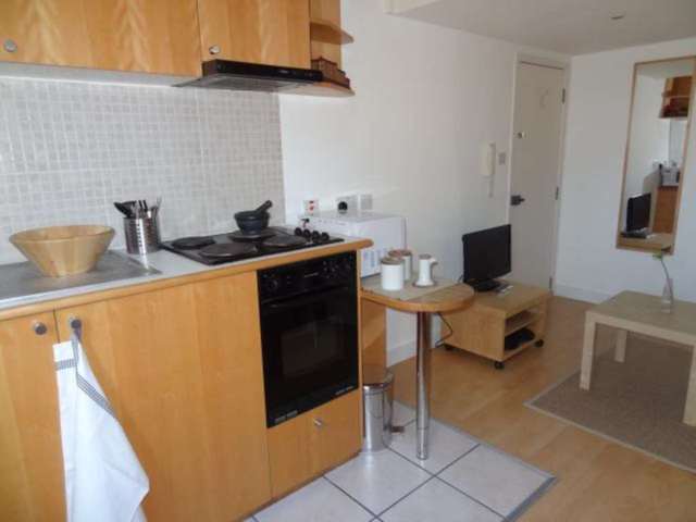  Image of Flat to rent in Penywern Road London SW5 at Penywern Road Earls Court London, SW5 9SX