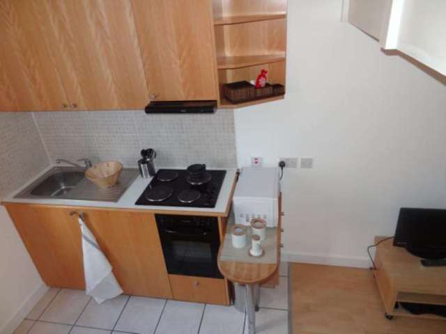  Image of Flat to rent in Penywern Road London SW5 at Penywern Road Earls Court London, SW5 9SX
