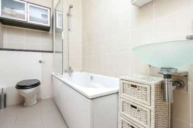  Image of 1 bedroom Flat to rent in Primrose Gardens London NW3 at Belsize Park London Camden, NW3 4UJ