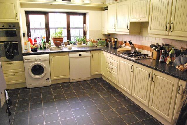  Image of 4 bedroom Detached house to rent in Reading Road Blackwater Camberley GU17 at Yateley, GU17 0DS