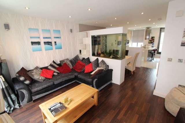  Image of 4 bedroom Town House to rent in River Street Manchester M1 at River Street  Manchester, M1 5BG