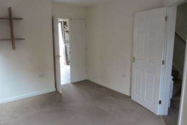  Image of 3 bedroom Semi-Detached house to rent in Robins Lane Redditch B97 at Redditch Worcestershire Redditch, B97 6GX