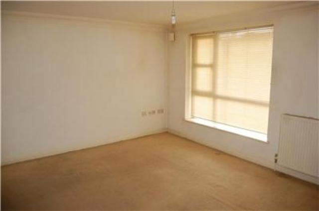  Image of 2 bedroom Flat to rent in Oldchurch Road Romford RM7 at Oldchurch Road Romford Rush Green, RM7 0BG