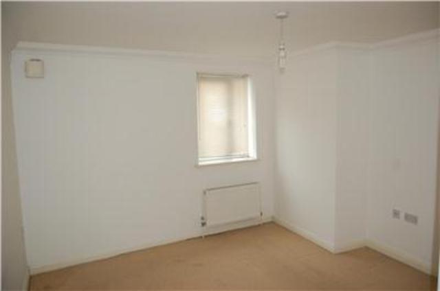  Image of 2 bedroom Flat to rent in Oldchurch Road Romford RM7 at Oldchurch Road Romford Rush Green, RM7 0BG