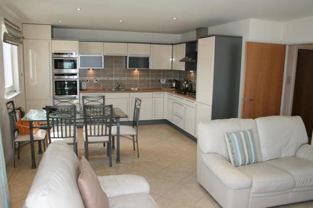  Image of 3 bedroom Flat to rent in Rubislaw Square Aberdeen AB15 at West End Aberdeen Aberdeen, AB15 4DG
