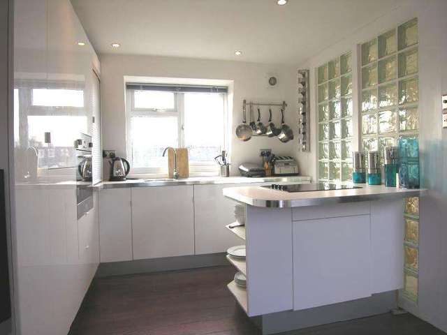  Image of 3 bedroom Flat to rent in Russell Road London SW19 at Wimbledon London South Wimbledon, SW19 1LN