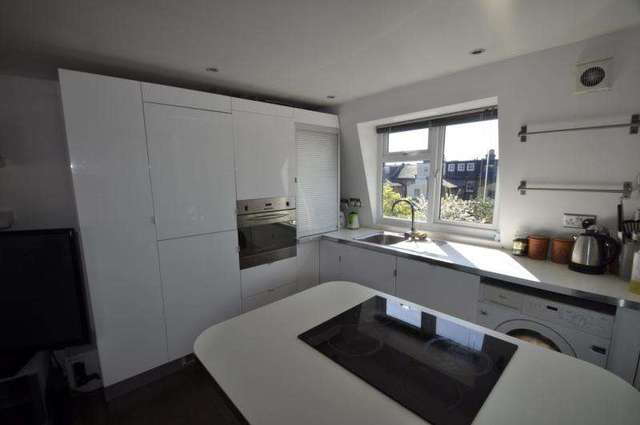  Image of 3 bedroom Flat to rent in Russell Road London SW19 at Wimbledon London South Wimbledon, SW19 1LN