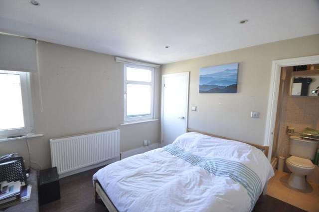  Image of 3 bedroom Flat to rent in Russell Road London SW19 at Wimbledon London South Wimbledon, SW19 1LN
