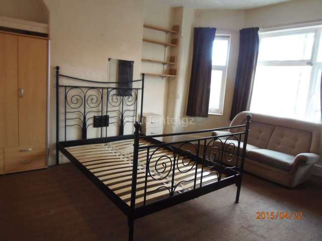  Image of 6 bedroom Detached house to rent in Scarsdale Road Manchester M14 at Scarsdale Road  Manchester, M14 5PR