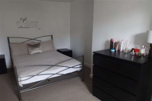  Image of 2 bedroom Terraced house to rent in School Street Moldgreen Huddersfield HD5 at Huddersfield, HD5 8AU
