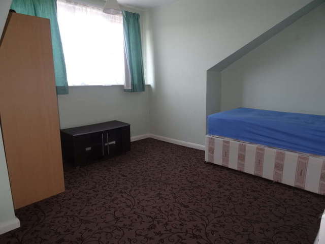  Image of 3 bedroom Terraced house to rent in Shepherds Place Leeds LS8 at Harehills Leeds West Yorkshire, LS8 4LR