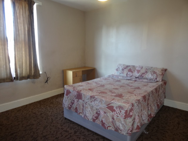  Image of 3 bedroom Terraced house to rent in Shepherds Place Leeds LS8 at Shepherds Place Harehills Leeds, LS8 4LR