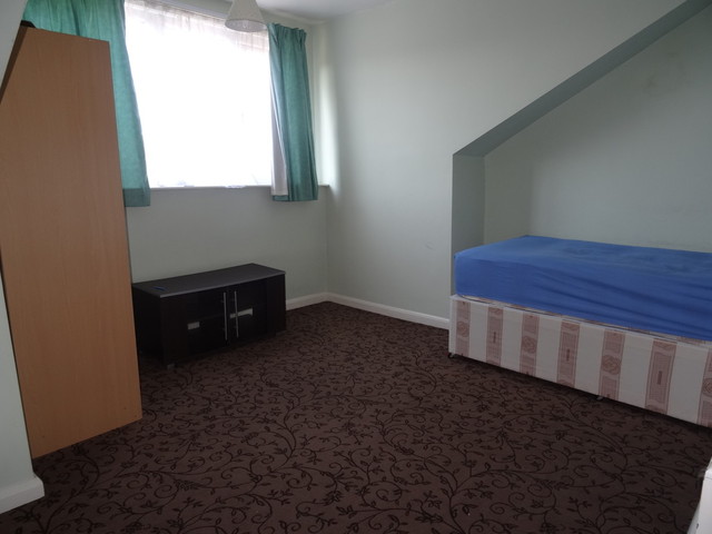  Image of 3 bedroom Terraced house to rent in Shepherds Place Leeds LS8 at Shepherds Place Harehills Leeds, LS8 4LR