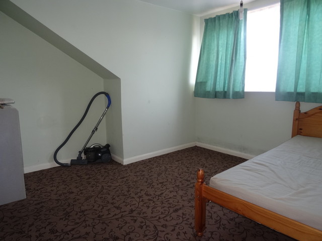  Image of 3 bedroom Terraced house to rent in Shepherds Place Leeds LS8 at Shepherds Place Harehills Leeds, LS8 4LR