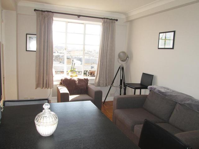  Image of 2 bedroom Flat to rent in Shepherds Bush Road London W6 at London, W6 7LZ
