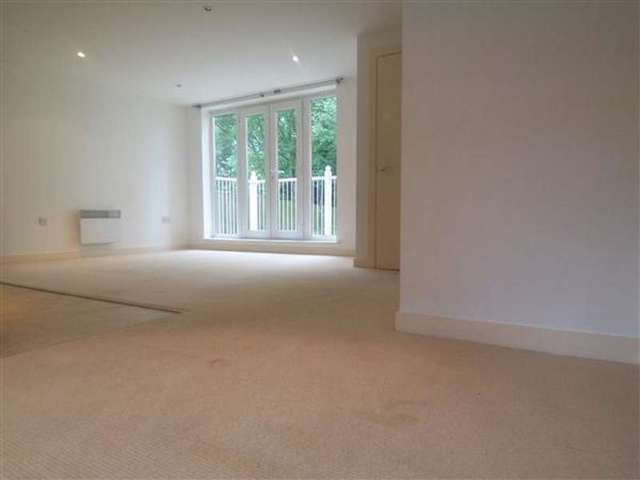  Image of 2 bedroom Apartment to rent in High Road Buckhurst Hill IG9 at Buckhurst Hill, IG9 5JE
