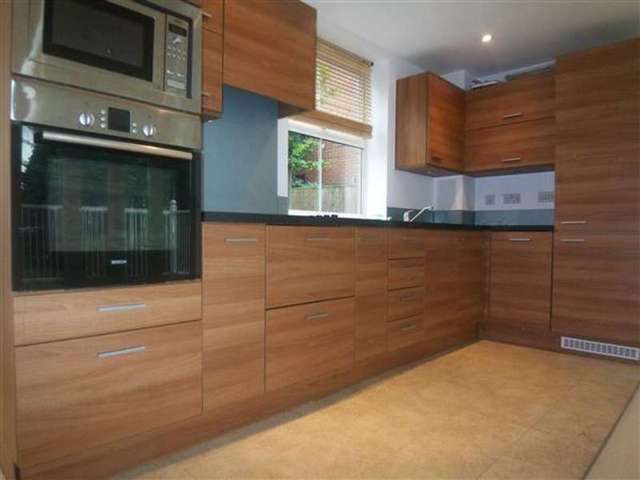  Image of 2 bedroom Apartment to rent in High Road Buckhurst Hill IG9 at Buckhurst Hill, IG9 5JE
