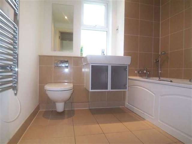  Image of 2 bedroom Apartment to rent in High Road Buckhurst Hill IG9 at Buckhurst Hill, IG9 5JE