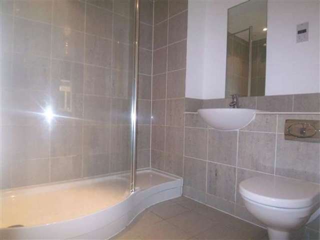  Image of 2 bedroom Apartment to rent in High Road Buckhurst Hill IG9 at Buckhurst Hill, IG9 5JE