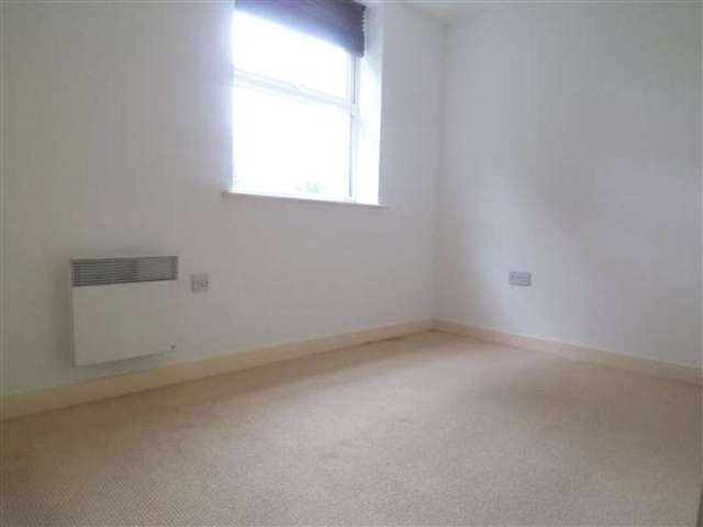  Image of 2 bedroom Apartment to rent in High Road Buckhurst Hill IG9 at Buckhurst Hill, IG9 5JE
