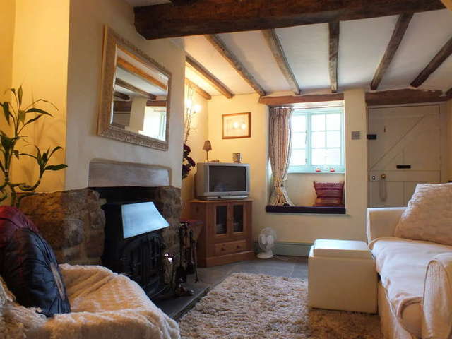  Image of 1 bedroom Cottage for sale in Longcot Road Shrivenham Swindon SN6 at Shrivenham Oxfordshire, SN6 8AL